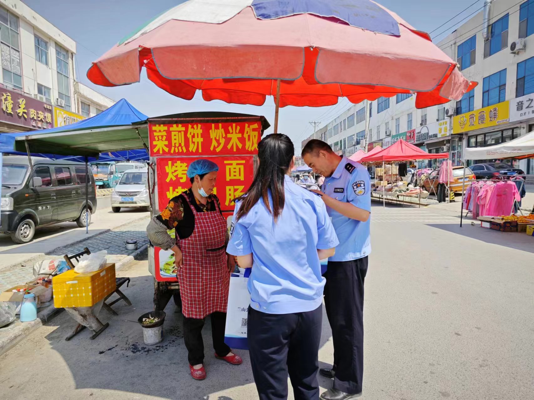 枣园派出所走进集市开展打击网络谣言主题宣传活动