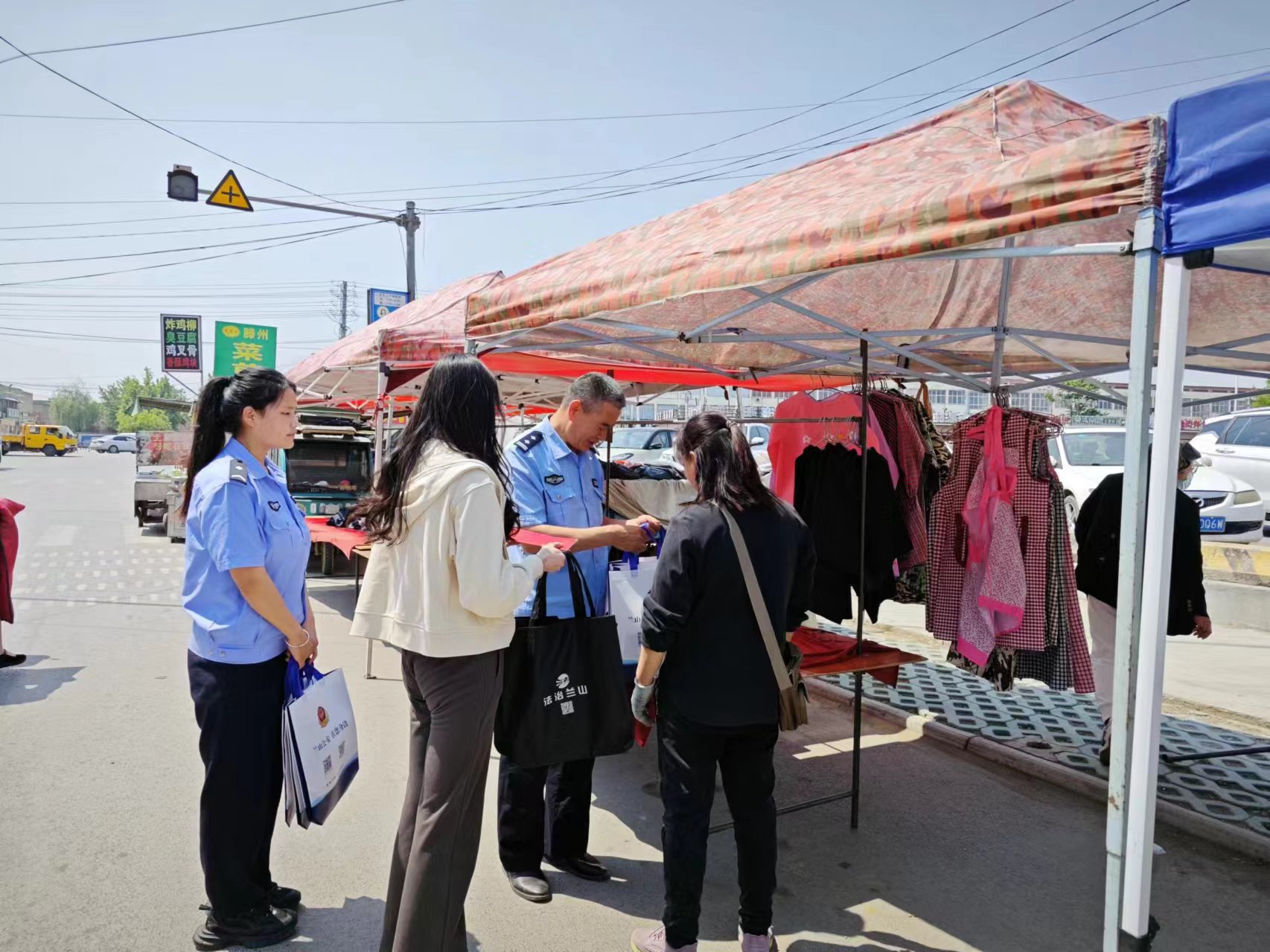 枣园派出所开展“民警赶大集，服务零距离”主题宣传活动