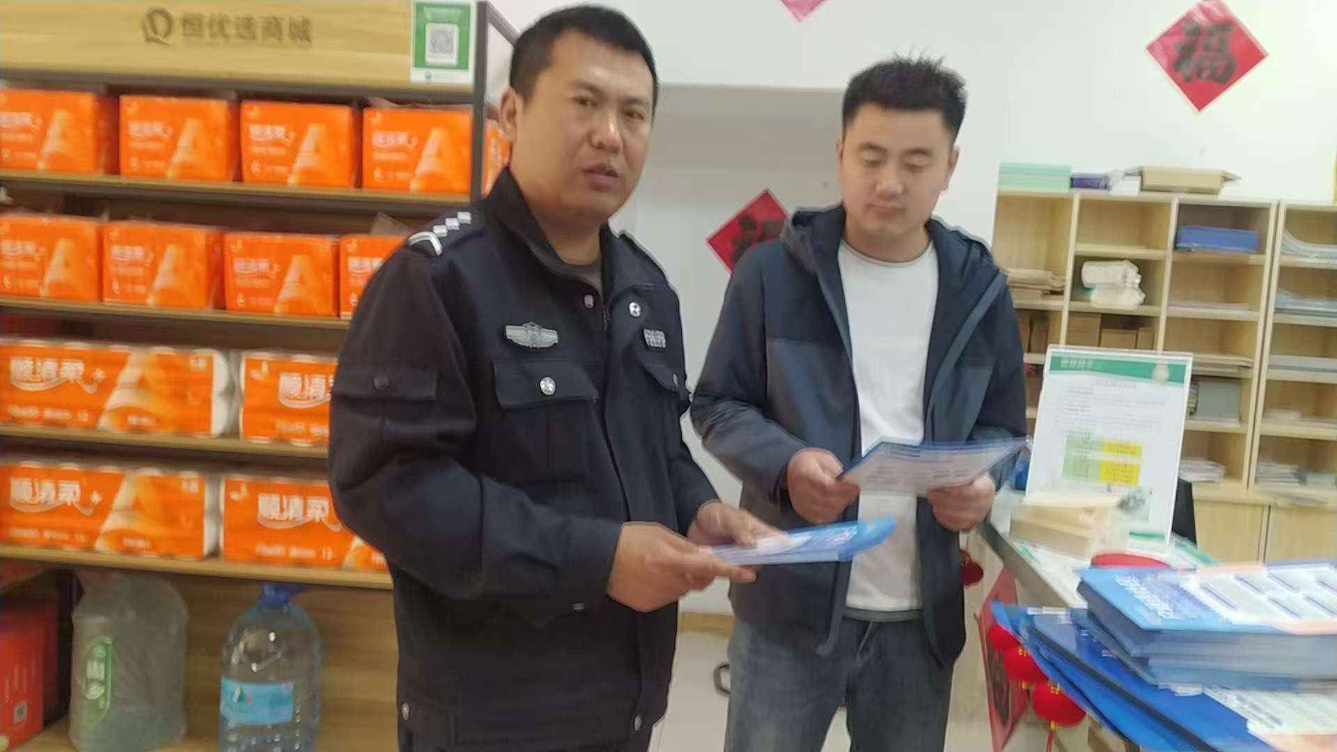 兰山路派出所开展打击网络谣言宣传工作